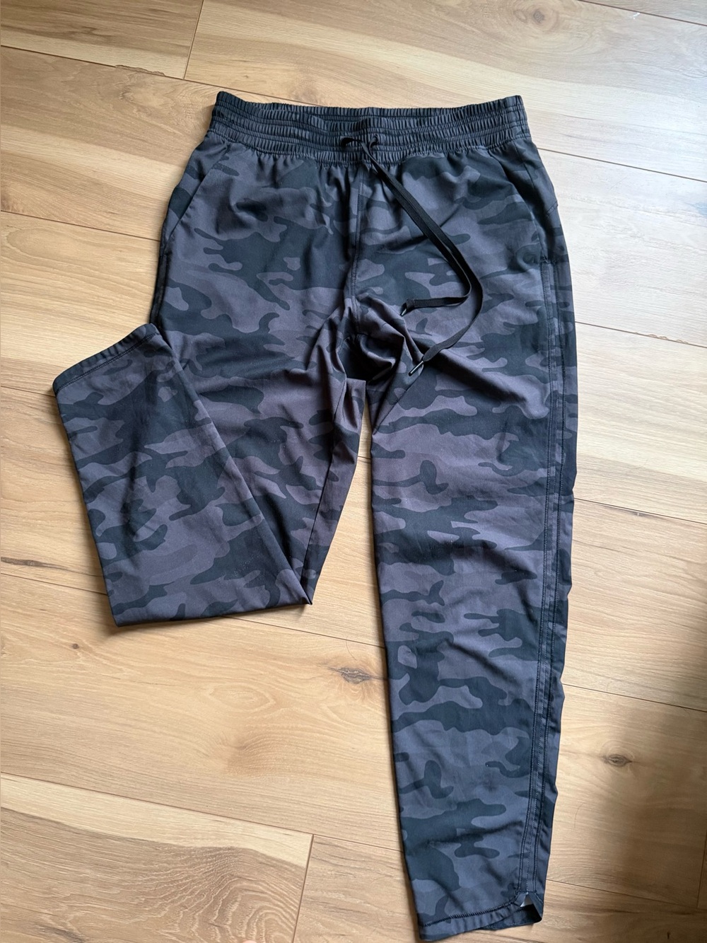 GAP Fit Women's Black & Gray Camo Jogger Pants